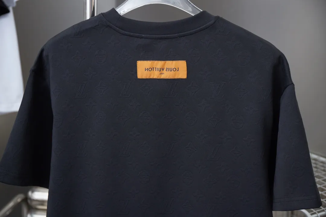 🅿️190 Louis Vuitton 1V 25SS early spring new style LV jacquard shearing logo short sleeves light luxury essential item for daily commuting for men and women Correct version Welcome to compare Detailed features · 280g 100% pure cotton double yarn jersey fabric · Custom dyed in the same vat, special thickened 32 count double ply 1X1 thread · Monogram jacquard is laid out across the entire width, and patterns are woven through the fabric using shearing technology · Double-needle stitching across seams · Original main mark, washed tag, branded moisture-proof paper packaging Color: Black Size: S/M/L/XL